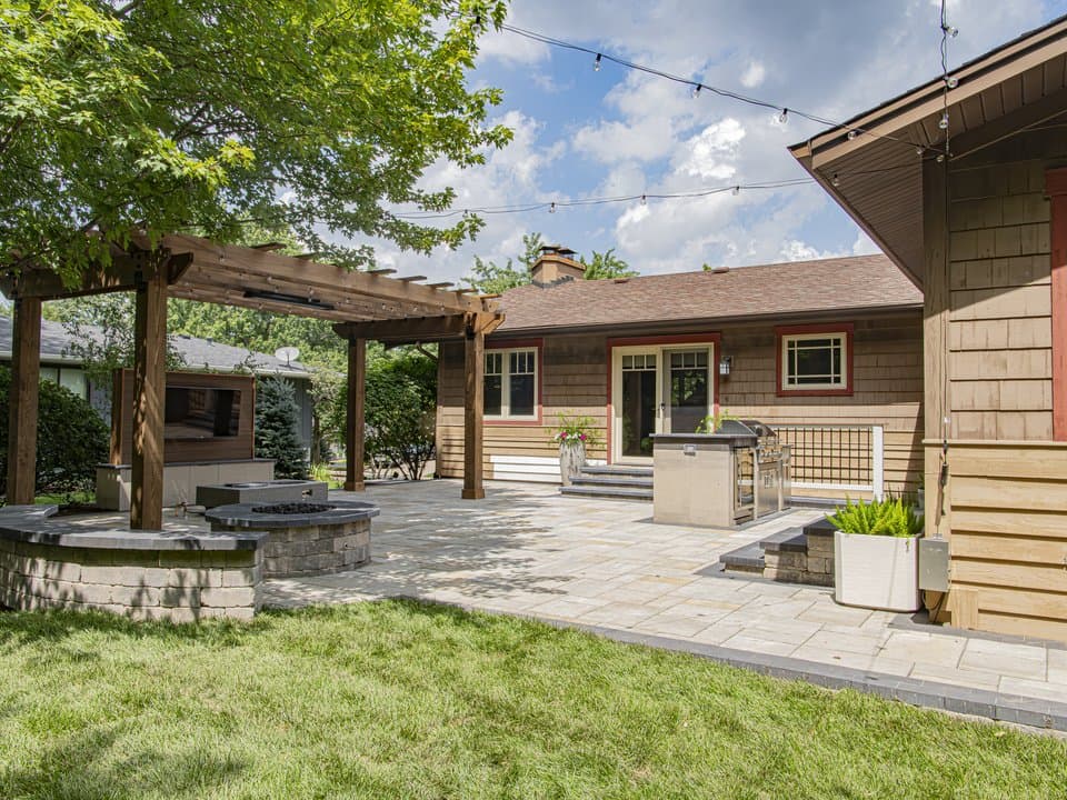 Guía de Materiales para Patios: Concreto, Adoquines y Piedra Natural